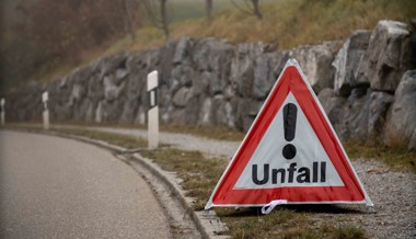 Autolenker fährt Fussgänger an und macht sich aus dem Staub