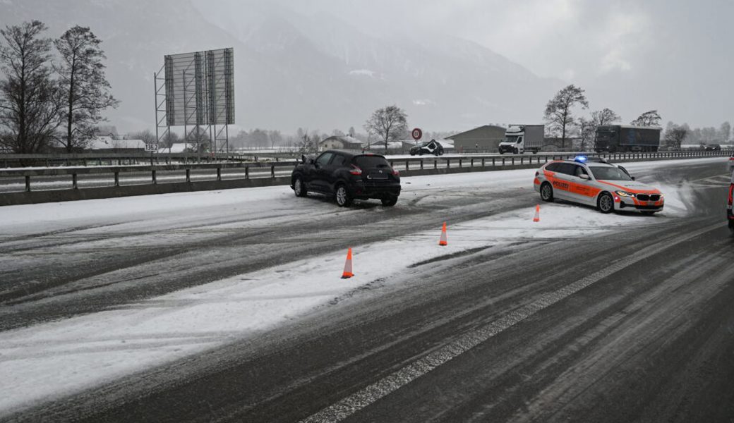  Auf der A13 ereignete sich ein Unfall zwischen einem Polizeiauto und einem privaten Fahrzeug. 