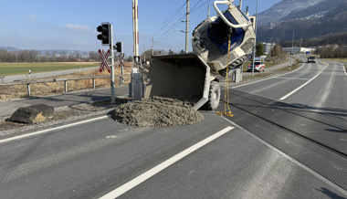 Ausgehebelt: Dumper verliert an Bahnübergang Kampf gegen Fliehkraft