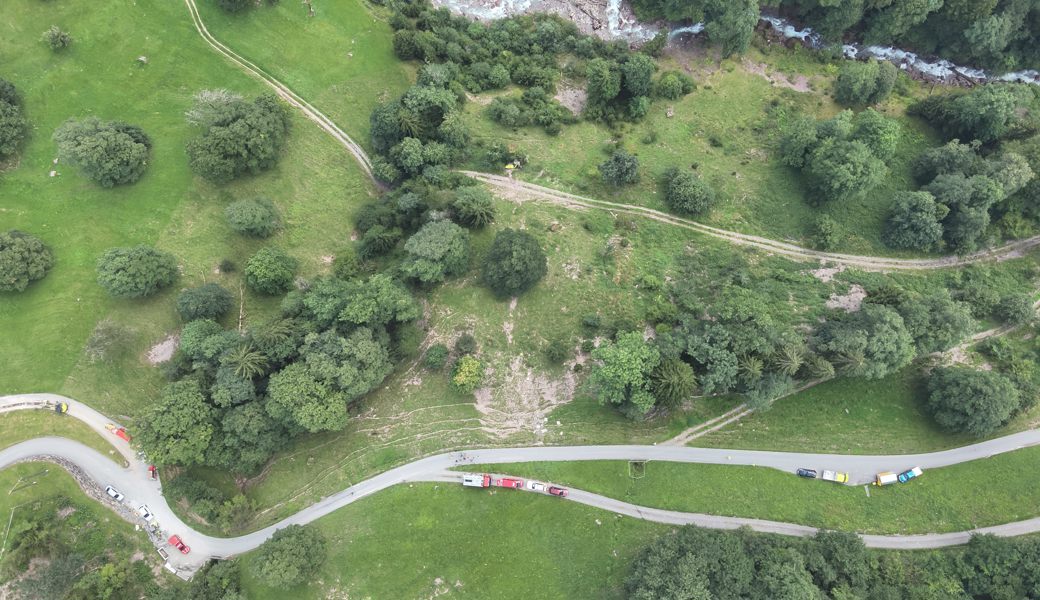 In diesem steil abfallenden Gelände kam der Muldenkipper von der Strasse ab.