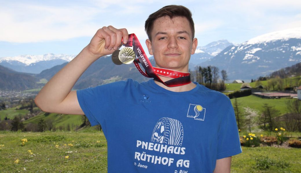  Elias Auer präsentiert stolz die Bronzemedaille vom nationalen Finalturnier der Regionalauswahlen. 