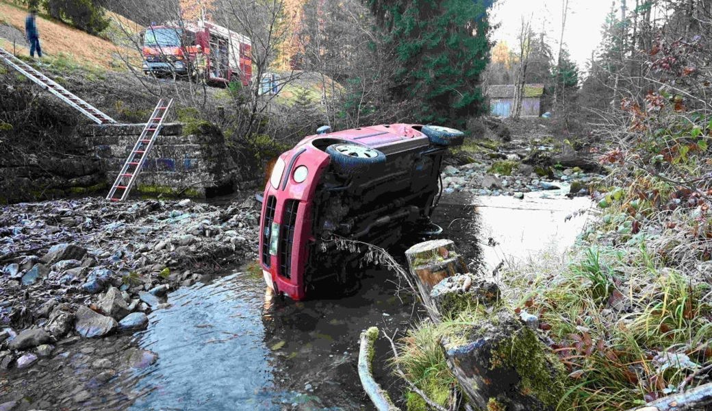 Die Autofahrerin landete mit dem Auto in der Simmi. 