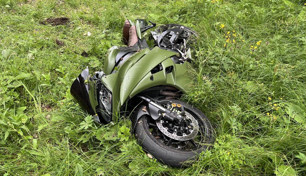 Töfffahrer stürzt und schlittert in Randleitpfosten