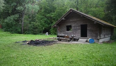 Lagerplatz in Balzers: Holztisch und Rundlinge wurden in eine Feuerstelle geworfen