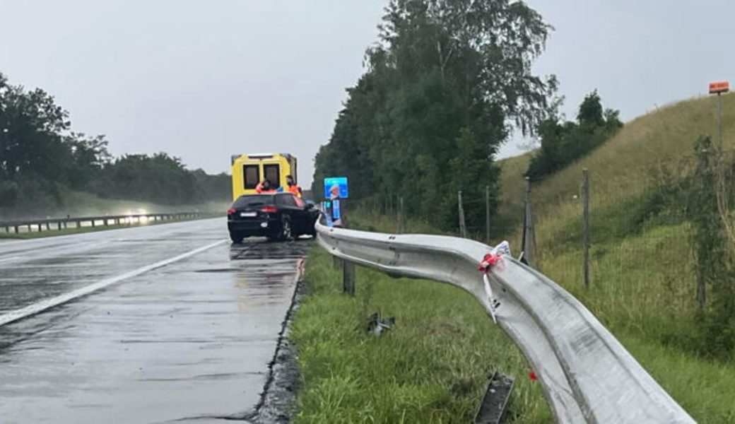  Der Autofahrer musste zur Kontrolle ins Spital gebracht werden. 