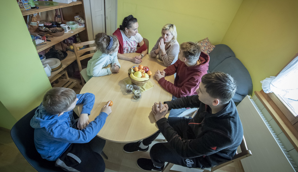 Ukrainische Flüchtlinge am Küchentisch: Die Gemeinden sind verpflichtet, ihnen zugewiesene Asylsuchende unterzubringen.