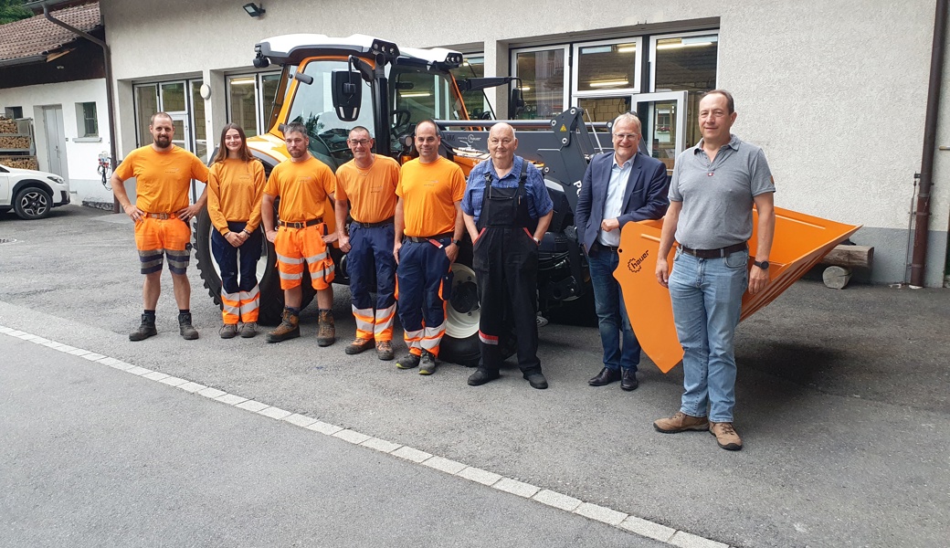 Von links: Markus Schlegel, Jordana Koller (Auszubildende), Stefan Lenherr, Markus Jenny, Christian Hagmann (Leiter Werkhof), Ruedi Litscher, Gemeindepräsident Eduard Neuhaus und Thomas Müller.