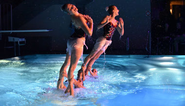 Die Synchro-Gala im Hallenbad Flös lädt ein zu einer Zeitreise durch die Musik