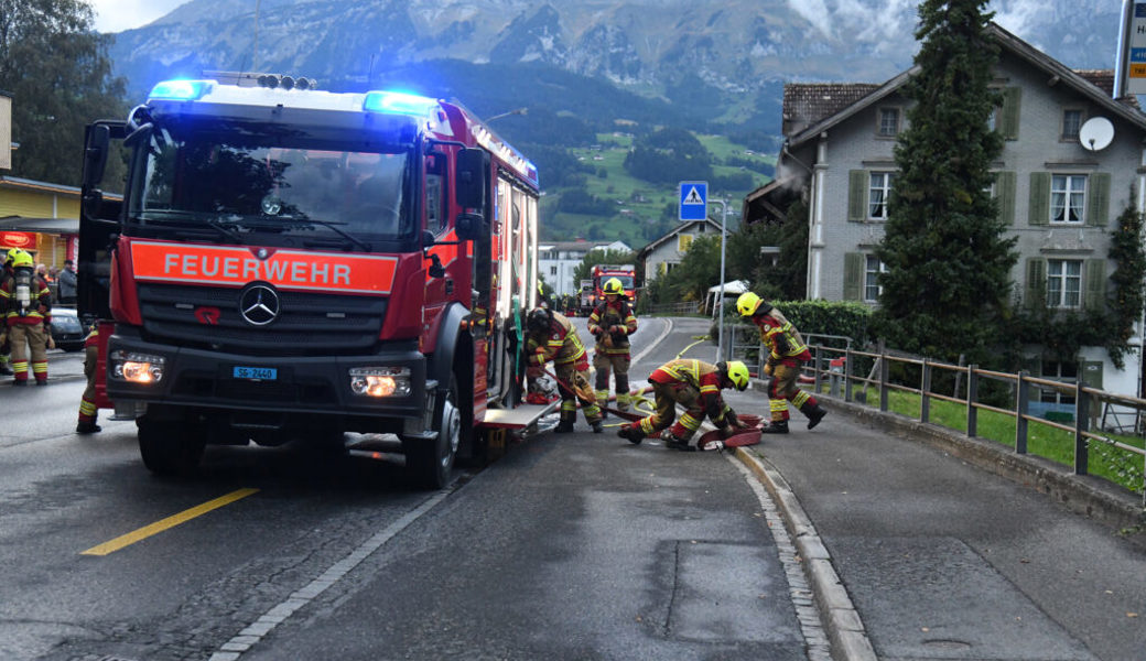  Hauptübung mit TLF-Einsatz und Lösch-Schnellangriff am Objekt an der Staatsstrasse (rechts im Bild). 