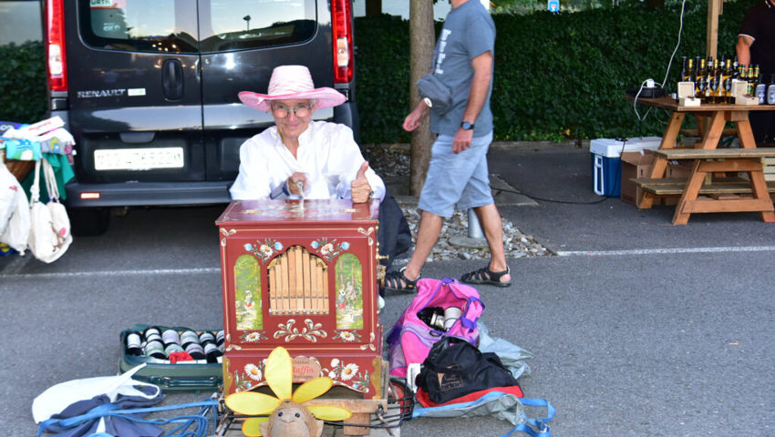  Die Drehorgel darf an einem Markt nicht fehlen. 