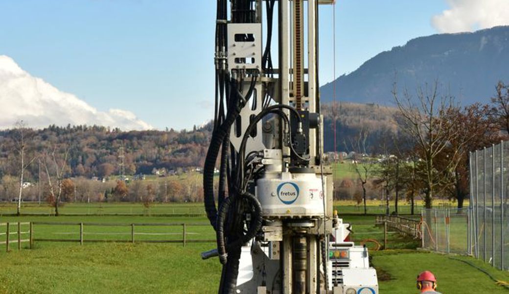 Mit einem Spezialgerät wird auf dem Gelände der Strafanstalt Saxerriet ein Bohrloch von 100 Meter Tiefe gebohrt. Heidy Beyeler