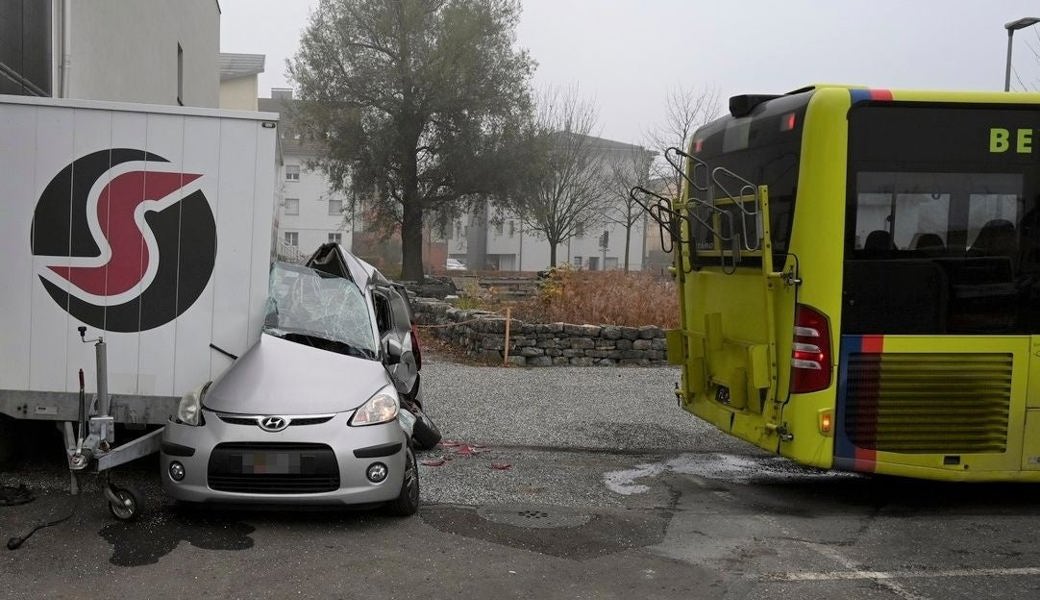 In Triesen fuhr ein Linienbus in zwei parkierte Fahrzeuge. Bilder: Landespolizei