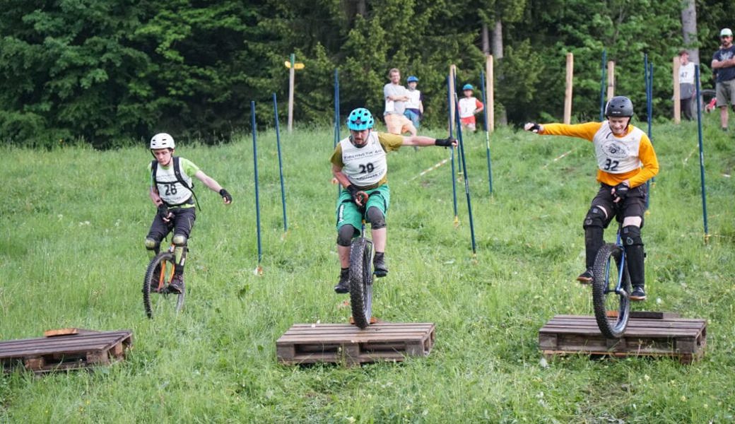 Team Ursli als Organisator und auf der Strecke top: Cross-Spektakel auf einem Rad