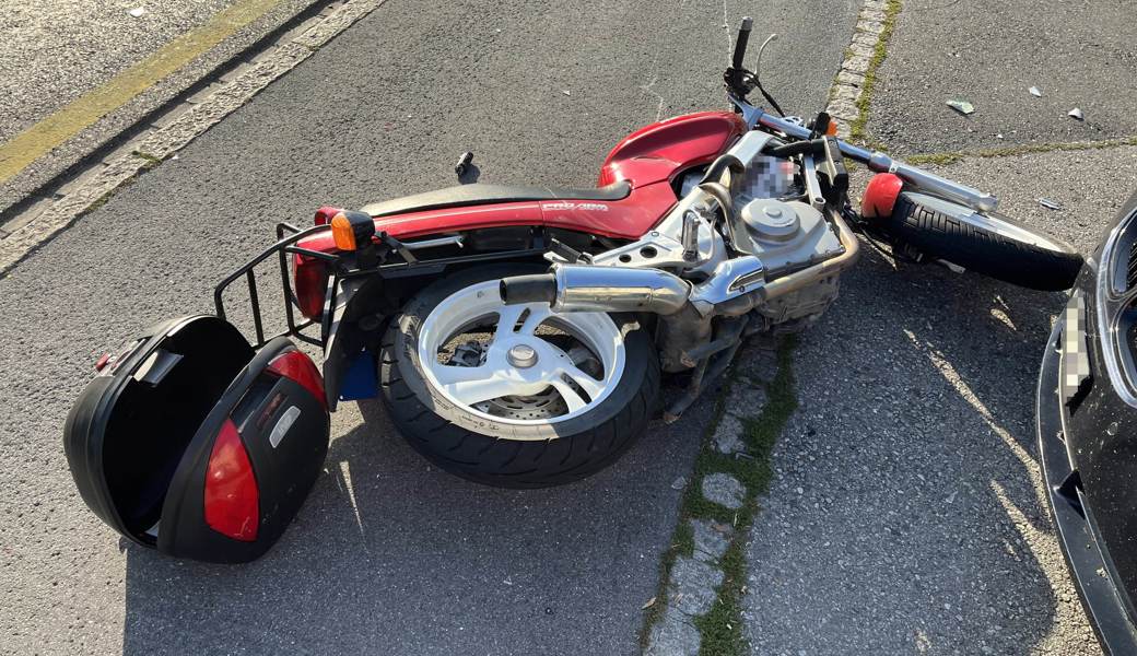 Der Motorradfahrer stürzte beim Zusammenprall auf die Strasse und verletzte sich dabei.