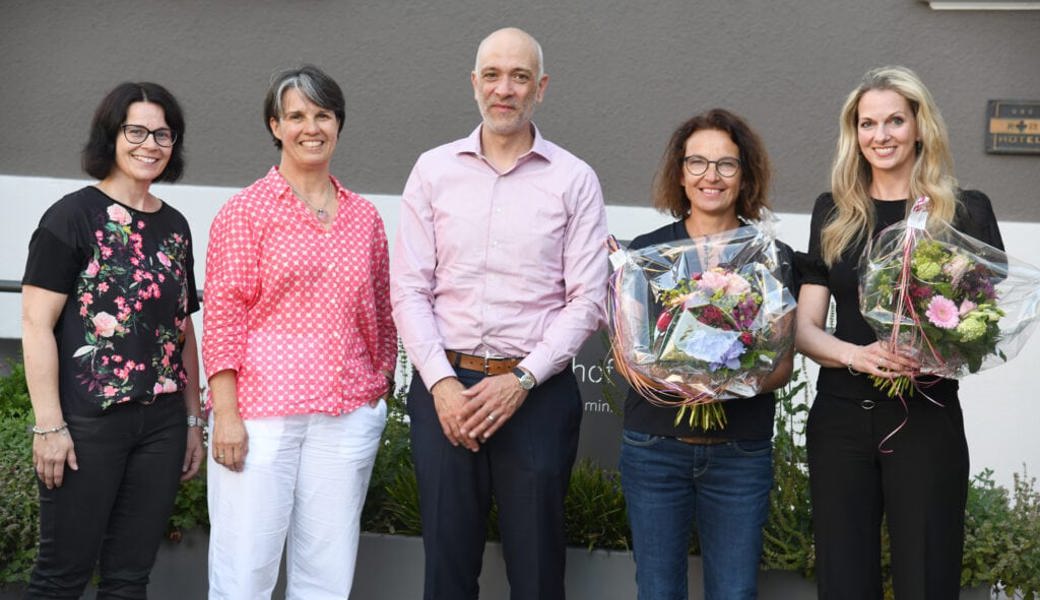  Gesamtleiterin Judith Rupp (links) und Präsidentin Sabina Saggioro verabschieden Christian Rupp und ehren Karen Rütimann (Zweite von rechts) und Anika Hoppe. 