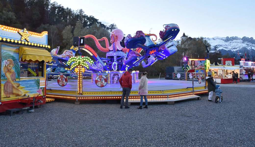 Die ersten Besucherinnen und Besucher finden sich auf dem Buchser Marktpaltz ein. Bilder: Heini Schwendener