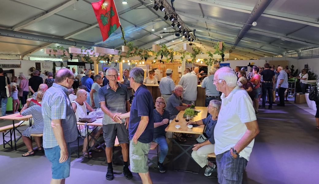 Wo man sich trifft: Wiedersehen unter der rebenbehangenen Pergola im Wartauer Beizli an der Wiga.