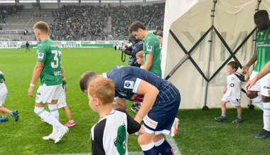 Mit den Fussballstars des FC St.Gallen ins Stadion einlaufen