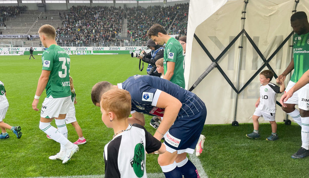 Mit den Fussballstars des FC St.Gallen ins Stadion einlaufen