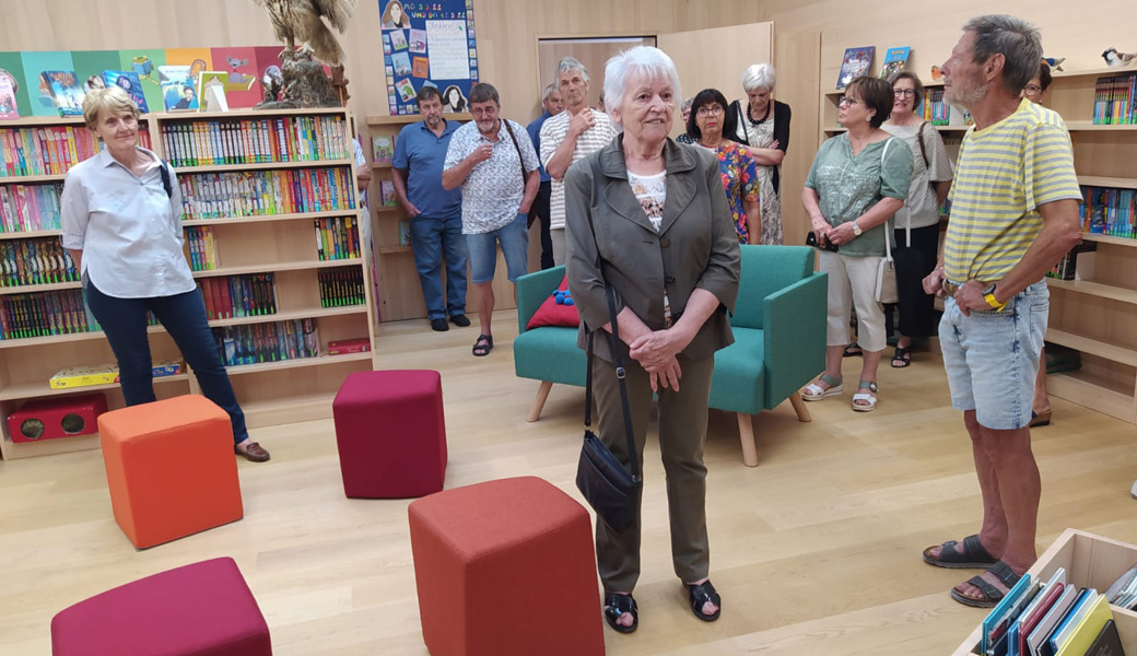 Die Pensionierten besichtigten unter anderem die Schulbibliothek im Schulhaus Feld.