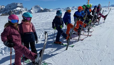 Wetteifern auf Schnee um die Kategoriensiege