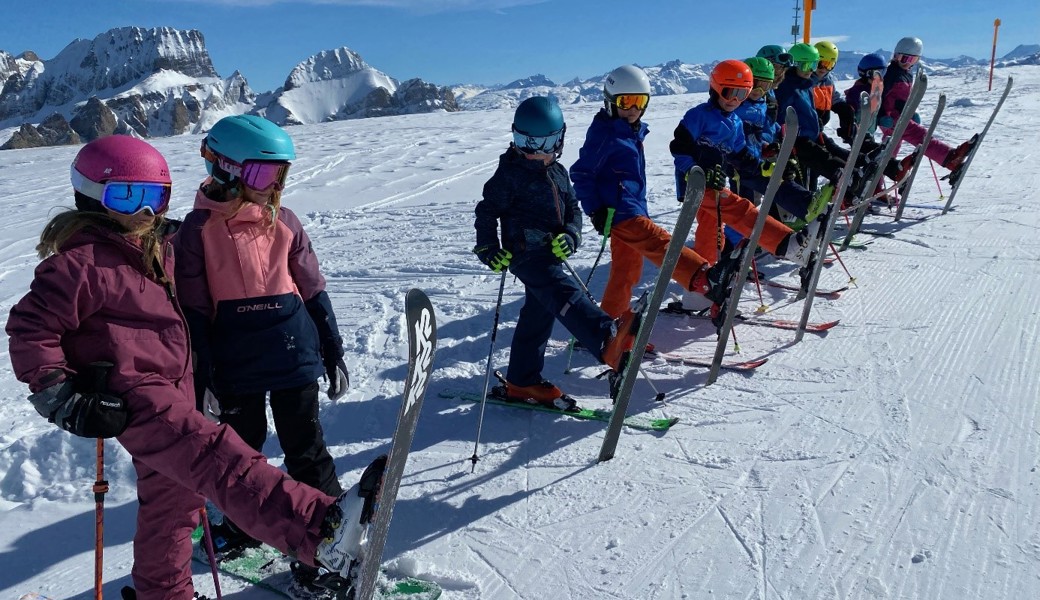 Bereit für den Wettkampf: Die Wildhauser Schülerinnen und Schüler nahmen mit grosser Freude und Motivation am Schülerskirennen teil.