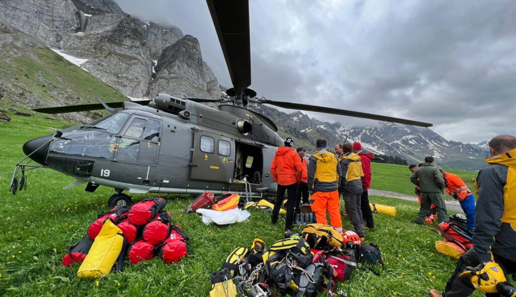  Seit Montag standen rund 25 Angehörige des Gebirgsdetachement der Luftwaffe und der Alpinen Rettung Ostschweiz im Einsatz. Bilder: Kapo SG