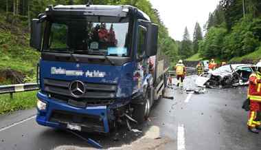 Schwerer Unfall auf Wildhauserstrasse: Autofahrerin verletzt ins Spital geflogen