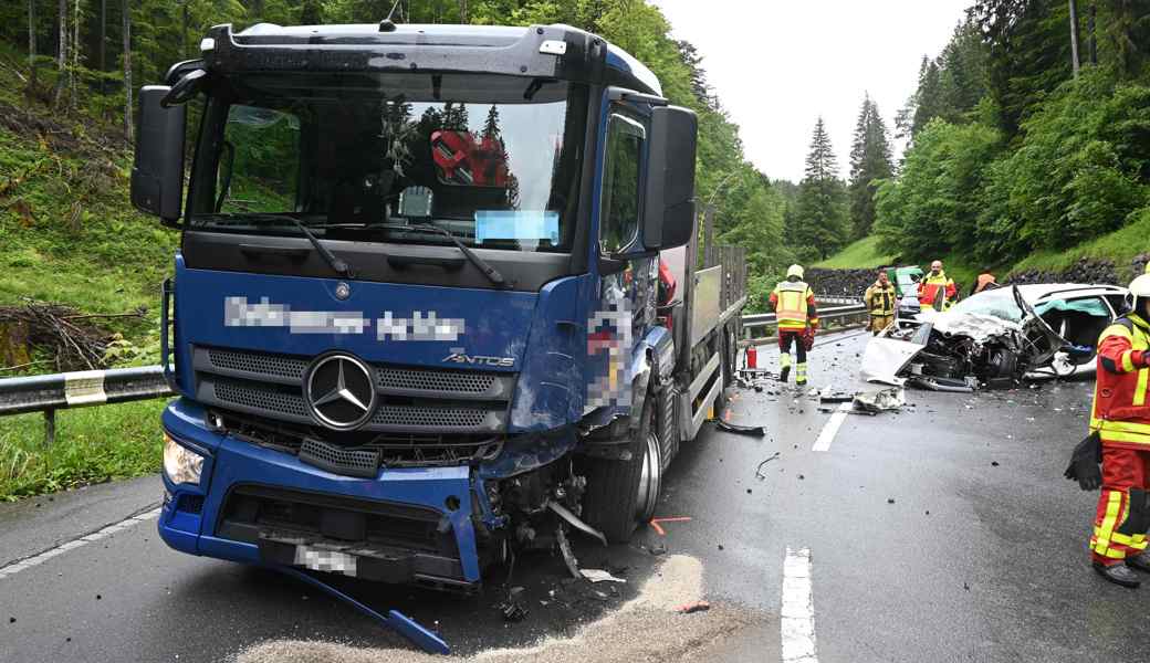 Kollision auf der Wildhauserstrasse in Gams: Eine 39-jährige Autofahrerin wurde unbestimmt verletzt, es entstand Sachschaden von 70'000 Franken.