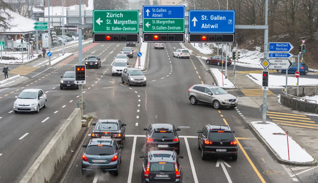 Ein höherer Fahrkostenabzug würde vor allem Autopendlern etwas bringen, die täglich mehr als 30 Kilometer zurücklegen – von St.Gallen nach Zürich beispielsweise.