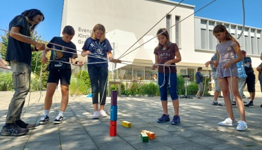 Vollbepackt ins Schuljahr: Segen und Attraktionen beim Kirchenfest