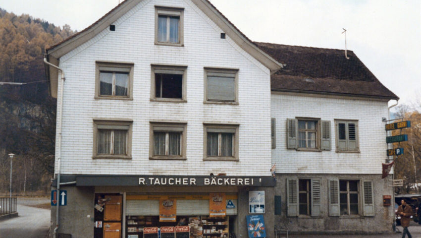  Die ehemalige Bäckerei Taucher vor dem Geschäfts-Neubau.