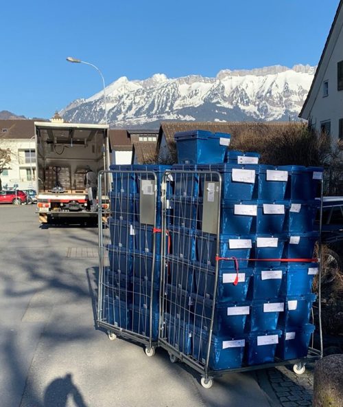  Medikamente im Wert von 35000 Franken: Die Anlieferung in Buchs bei der Praxis von Alexander Röck. Bilder: PD