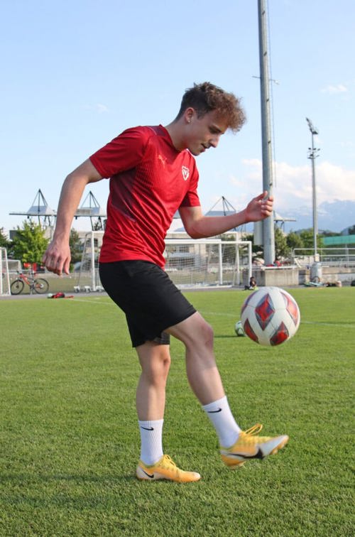  Bislang hat es Justin Seifert sehr gut gemeistert, Schule und Fussball unter einen Hut zu bringen. Er ist schon sehr gespannt darauf, wie es fussballerisch läuft, wenn er sich nur noch auf den Sport konzentrieren darf. 