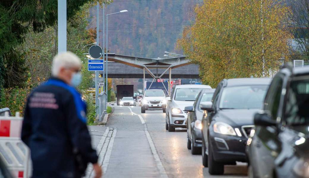 Der Zollübergang in Au: Bei der Einreise nach Österreich gilt weiterhin die 3-G-Regel. 