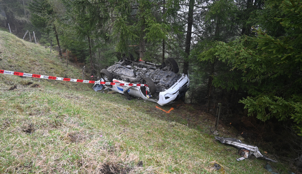 Das Auto stürzte zirka 50 Meter den Hang hinunter und überschlug sich mehrmals