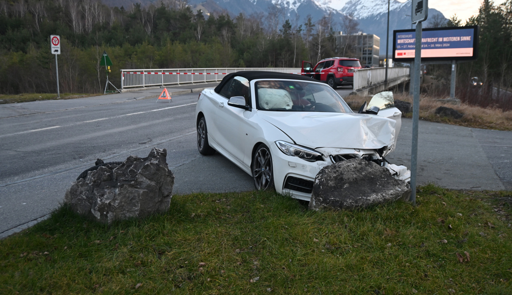 Die Unfallverursacherin fuhr in zwei Autos und zuletzt in einen Steinblock am Strassenrand.