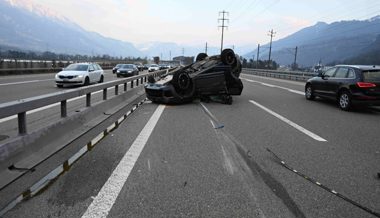 Auto landet auf dem Dach: Zwei verletzte Personen bei Verkehrsunfall