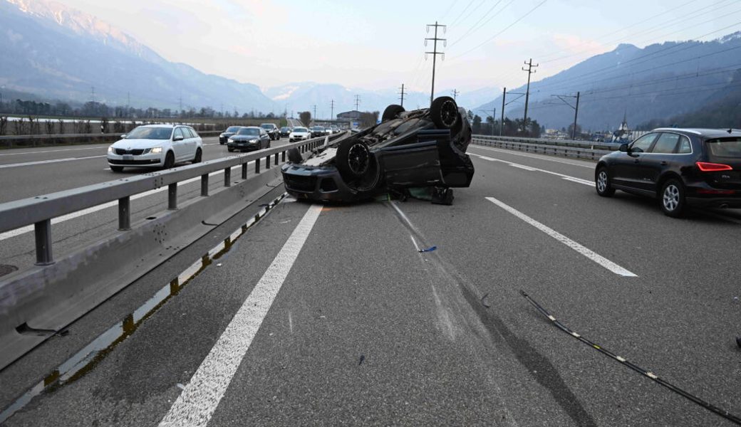  Bei einem Verkehrsunfall nahe der Ausfahrt Bad Ragaz verletzten sich ein Fahrer und seine Mitfahrerin. 