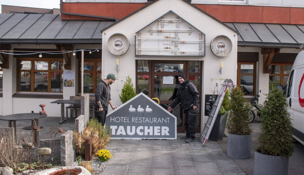 Ende einer Ära: Die Beschilderung «Hotel Restaurant Taucher» verschwindet, um Platz für Neues zu machen.
