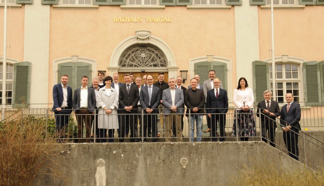  Die St.Galler Regierung traf sich mit den Gemeindepräsidenten der Region Sarganserland-Werdenberg in Wartau – geblendet vom Sahara-Staub, der alles in Gelb erscheinen liess. 