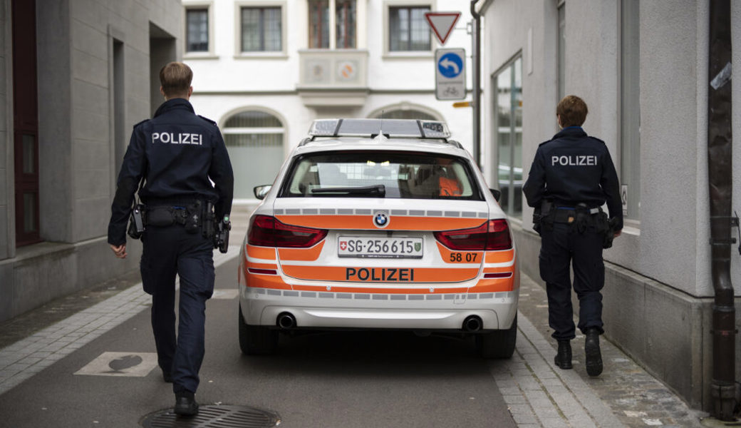  Die Kantonspolizei St. Gallen kontrollierte am Freitag Fahrzeuge auf der Autobahn A3. (Keystone/Gian Ehrenzeller)