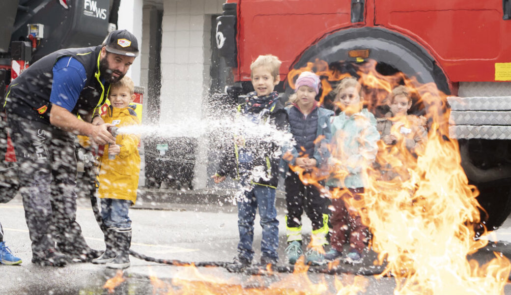  Wenn’s brodelt und brennt: Am Kurs der Feuerwehr Werdenberg Süd durften die Kinder das Feuer selbst bekämpfen. 