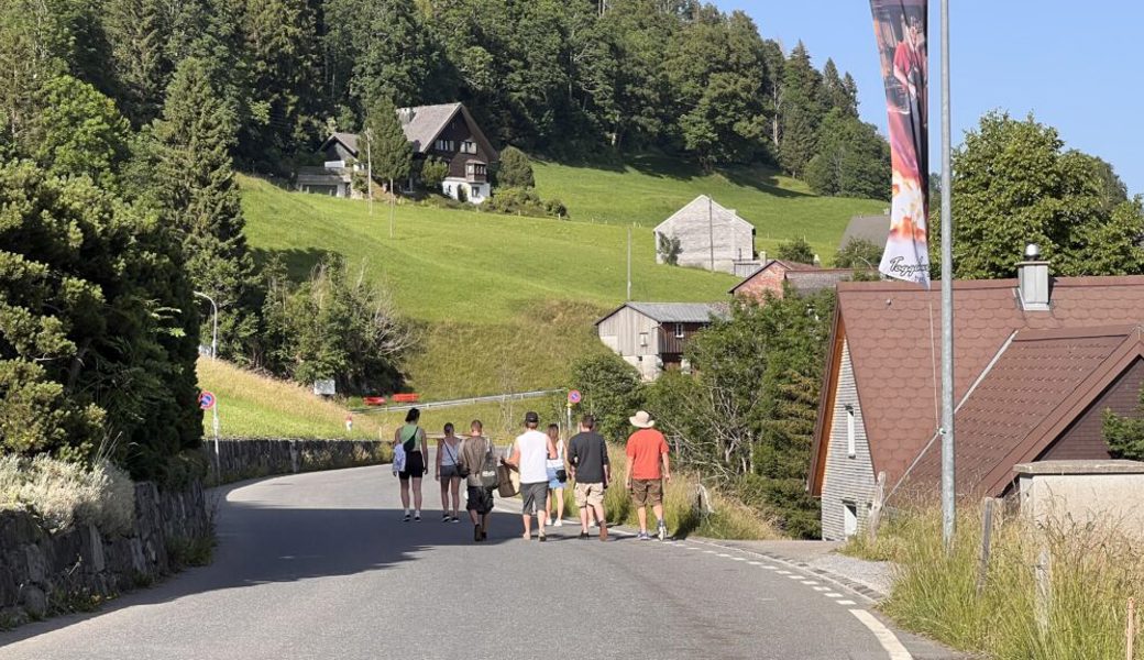  Bereits am Nachmittag sah man die Besucher vom Dorf Wildhaus in Richtung See spazieren.