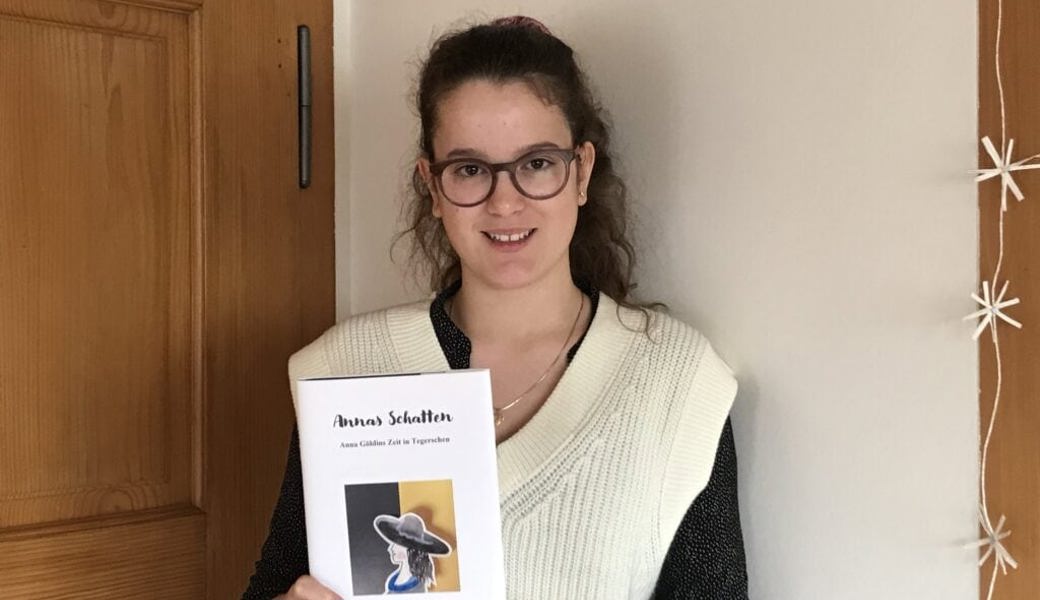  Sarah Meier schrieb das Buch «Annas Schatten», in dem es um Anna Göldin geht. 