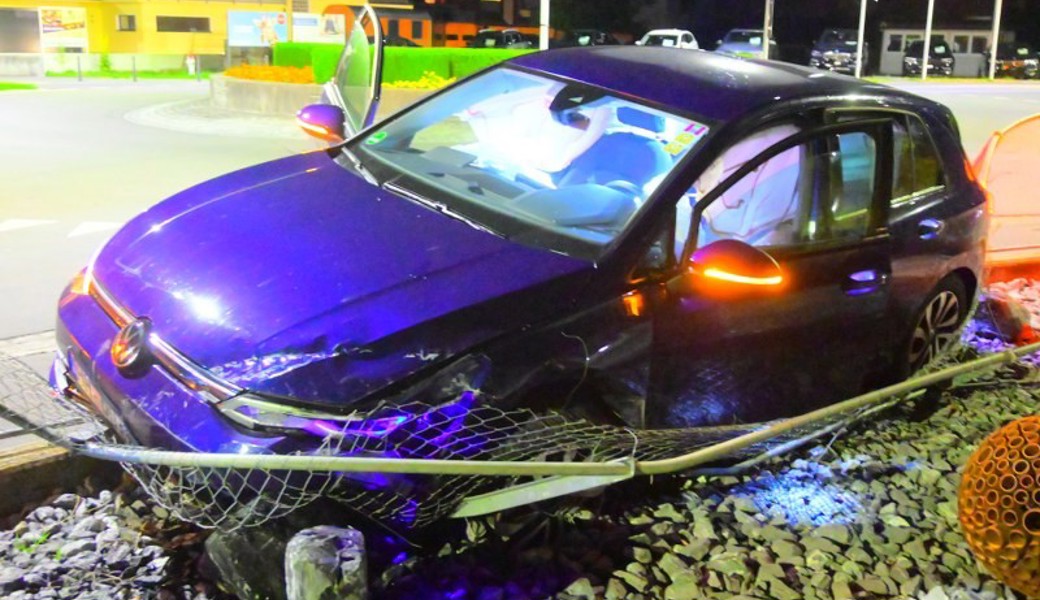  Das Fahrzeug und der Zaun wurden beim Unfall stark beschädigt. 