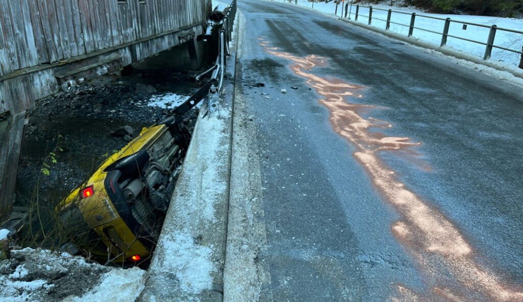  Das Fahrzeug musste von der Feuerwehr geborgen werden. 