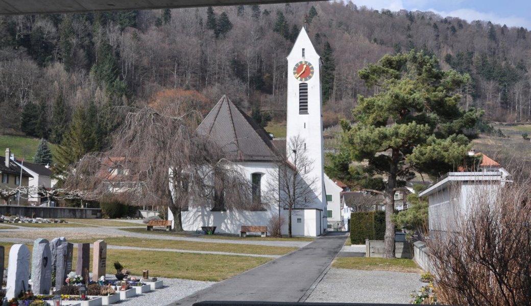  Die Dachrenovation kam wegen den Lattungen etwas teurer zu stehen als geplant: Die Kirche Azmoos. 