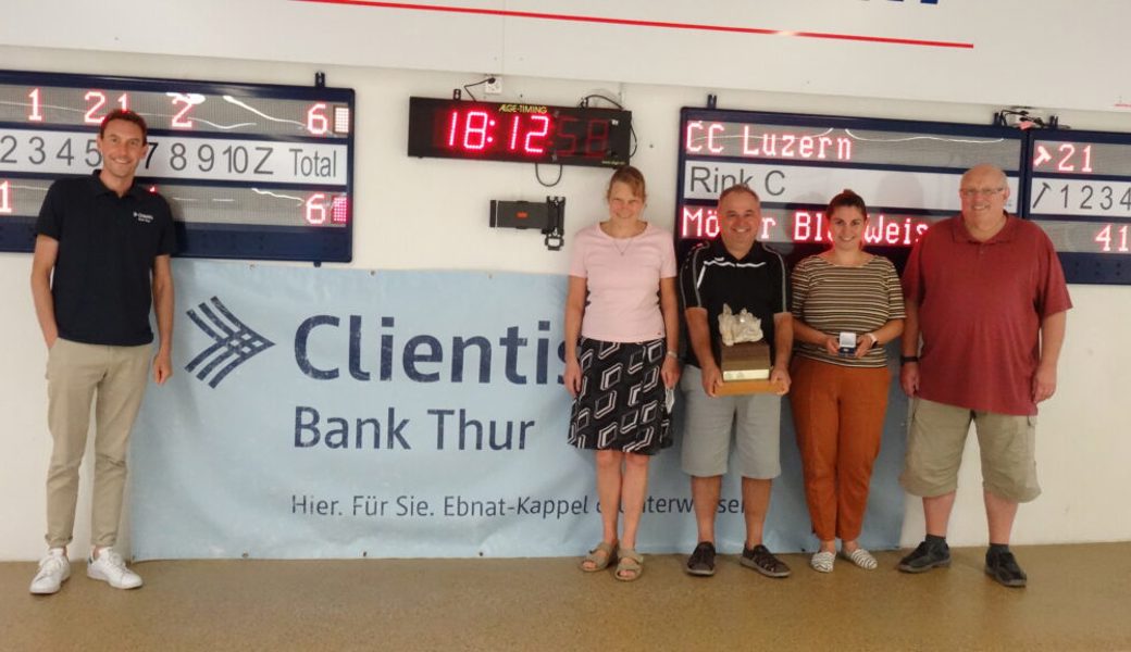  Das siegreiche Team SC Riessersee und Enrico Grisendi von der Clientis Bank Thur (links). 