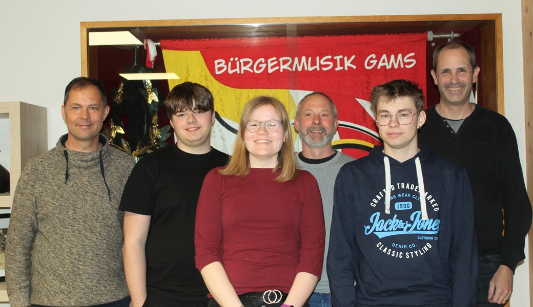 Von links: Daniel Lenherr (Präsident und Eidg. Veteran), Lukas Ortlieb (Neumitglied), Deborah Wenk (Neumitglied), Markus Wenk (Ehrenmitglied), Roman Ortlieb (Neumitglied), Marco Vögel (Eidg. Veteran). 